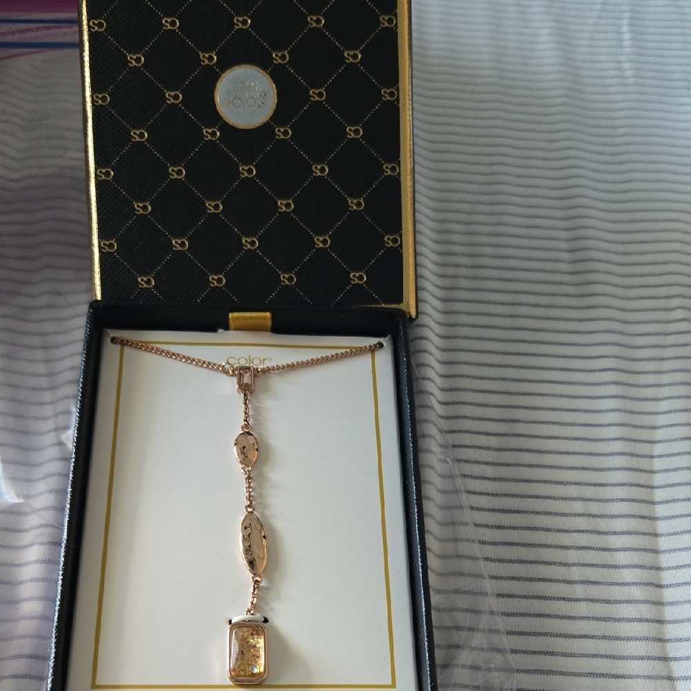 Elegant Gold Necklace with Pendant